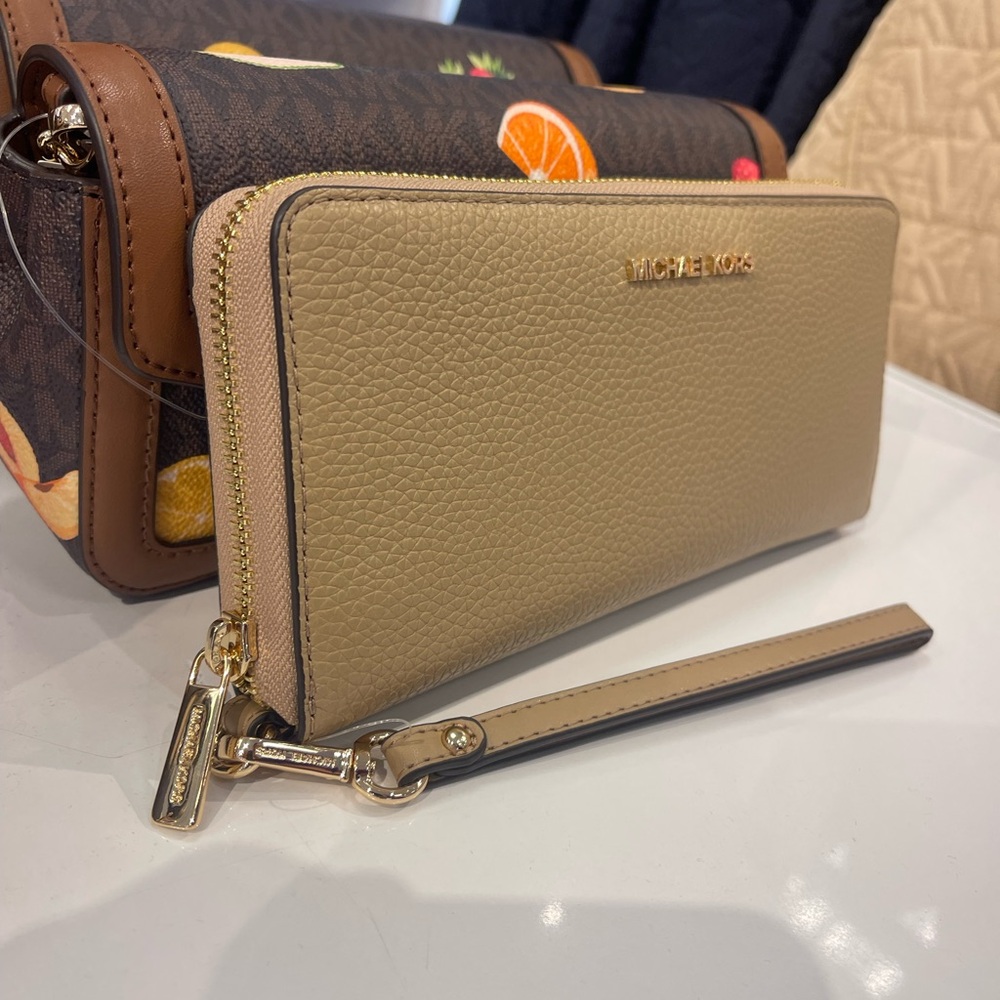 MICHAEL KORS JST Lg Pebbled Leather Continental Wristlet Wallet Phone Hold
Camel - Picture 2 of 16
